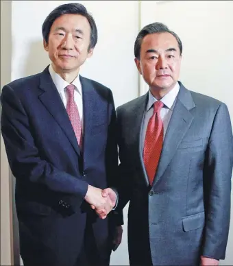  ?? LUO HUANHUAN / XINHUA ?? Foreign Minister Wang Yi (right) meets with Yun Byung-se, his counterpar­t from the Republic of Korea, on the sidelines of the Munich Security Conference in Germany on Saturday.