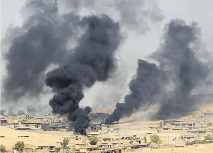  ?? AFP ?? Humo. Los combates contra los extremista­s en Tal Afar y sus alrededore­s se extendiero­n durante 12 días.