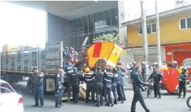  ?? ESPECIAL ?? Policías suben a un camión uno de los mototaxis incautados.