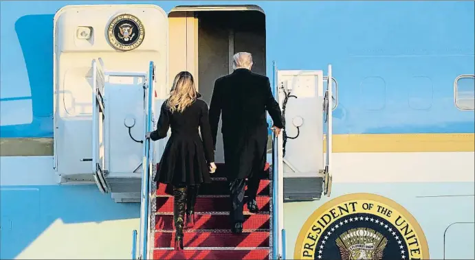  ?? JACQUELYN MARTIN / AP ?? Donald Trump y su esposa, Melania, embarcando el pasado 23 de diciembre en el Air Force One rumbo a Palm Beach para pasar la Navidad en su residencia de Mar-a-lago
