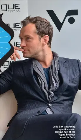  ??  ?? Jude Law answering
questions (and looking hot) at the Vogue Eyewear
event in Paris