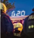  ?? Symbolfoto: Christian Charisius, dpa ?? Berliner Polizisten sollten zum G20 Gip fel.