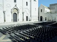  ??  ?? I luoghiIn alto il piazzale della Basilica di San Nicola, dove il Papa accoglierà i patriarchi delle chiese cattoliche del Mediorente; in basso il lungomare