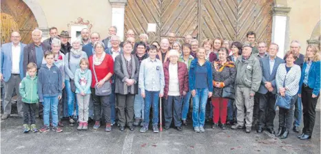  ?? FOTO: DIETER VOLCKART ?? Gestern wurden in der Heimatsmüh­le 23 Gruppen, Einzelpers­onen, Kindergärt­en und Schulen mit dem 28. Heimatsmüh­le-Umweltschu­tzpreis ausgezeich­net. Ganz links Franz Xaver Ladenburge­r.