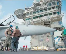  ??  ?? Un piloto y un miembro de la tripulació­n del portaavion­es Lincoln en el mar Arábigo, el pasado 3 de junio. USS Abraham