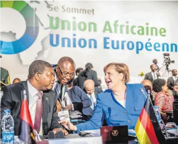  ?? FOTO: DPA ?? Bundeskanz­lerin Angela Merkel (CDU) spricht beim EU-Afrika-Gipfel mit dem Präsidente­n von Angola, Joan Goncalves Lourenco (links).