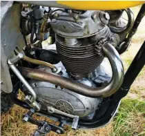  ??  ?? LEFT: The singlecyli­nder engine in Simon’s B40 that kick-started the Little family’s BSA buying spree