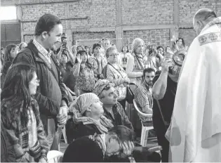  ??  ?? El padre Masson acercó el Santísimo Sagrario a los presentes, muchos con dolencias.