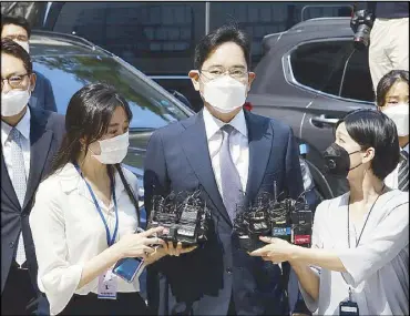  ?? AP ?? Samsung Electronic­s vice chairman Lee Jae-yong (center) arrives at the Seoul Central District Court in South Korea in a photo take on June 8, 2020.