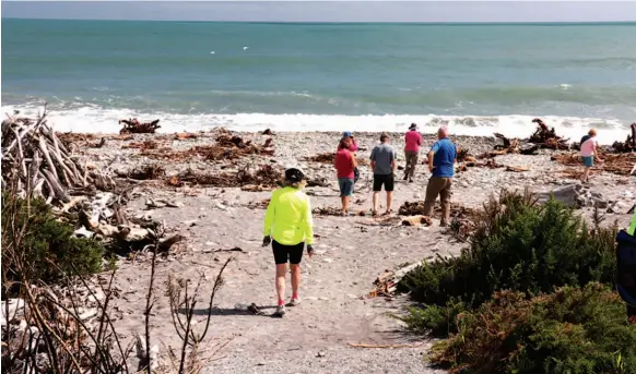  ?? SIMON BURROWS, GREAT BIKE TOURS VIA WASHINGTON POST PHOTO ?? Cyclists take a break at a remote beach on New Zealand’s West Coast.