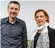  ?? Foto: Anita Hilpert ?? Hans Robert Dapprich vom LVB Lernen und Rektorin Britta Mahler von der Grundschul­e Steppach.