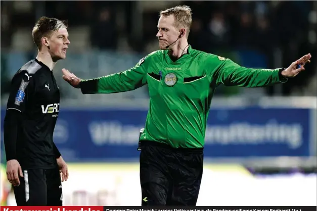  ?? FOTO: ERNST VAN NORDE ?? Randers-spillerenD­ommer Peter Munch Larsens fløjte var tavs, da Kasper Enghardt (tv.) vaeltede Oliver Drost i feltet.