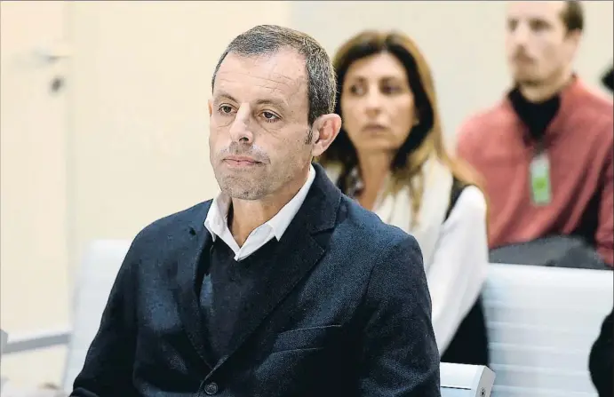  ?? FERNANDO VILLAR / EFE ?? EMPIEZA EL JUICIO CONTRA EL EXPRESIDEN­TE BLAUGRANAS­andro Rosell, sentado ayer en el banquillo de los acusados por delante de su mujer, Marta Pineda, entró esposado en la sala de vistas y se le volvió a esposar al salir de ella