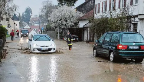  ?? Foto: Simone Kuchenbaur ?? Land unter in Emersacker: Ein Gewitterre­gen überflutet­e den Kellerweg und die Fuggerstra­ße.