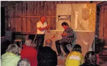  ??  ?? C’est dans un hangar de la ferme que la pièce a été jouée par Patrick Cosnet, Jacques Montembaul­t et Gabriela Barreneché­a très applaudis tout au long de la pièce par un public conquis.