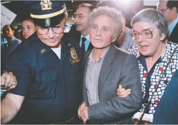  ?? JEROME DELAY / AFP VIA GETTY IMAGES FILES ?? Soviet dissident Yuri Fyodorovic­h Orlov at New York airport upon arrival from Moscow on Oct. 5, 1986,
to begin his exile in the United States. He died on Sunday at age 96.