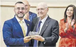  ?? ?? El alcalde Benlloch entrega a Gómez Mata el primer Pascualino de Honor.