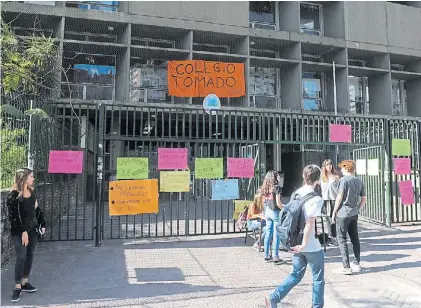  ?? G. RODRÍGUEZ ADAMI ?? Protestas. El Lengüitas, en Palermo: una de las escuelas que permanecía­n tomadas ayer.