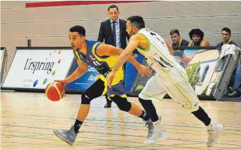  ?? FOTO: ?? Einer der auffälligs­ten Spieler bei Phoenix Hagen in der Begegnung mit dem Team Ehingen Urspring: Ex-Steeple Joel Aminu (l., hier gegen Achmadscha­h Zazai) steuerte 20 Punkte bei.