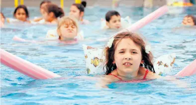  ?? BILD: Stephanie Pilick ?? Zu viele Kinder können nicht schwimmen: Mit Mitteln aus der Ð-Weihnachts­aktion 2020/2021 sorgt die DLRG im Nordwesten für mehr sichere Schwimmer.