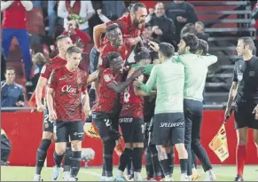  ?? Foto: EFE ?? los jugadores del Mallorca, celebrando el gol de Maffeo que cimentó la buena victoria