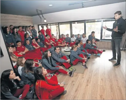  ??  ?? CHARLA DEL PRESIDENTE. Raúl Chapado habla con la Selección española en la víspera de los Europeos de cross de Samorin (Eslovaquia).