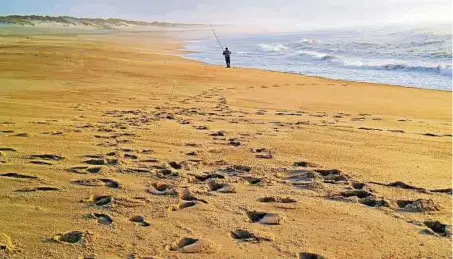  ?? FOTOS (2): HELGE SOBIK ?? Dünen, Sand und tosende Wellen: Im Winter sind hier nur wenige hartgesott­ene Touristen unterwegs.