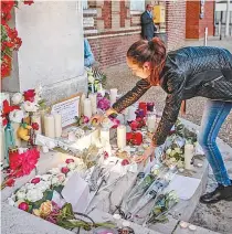  ?? EFE/IAN LANGSDON ?? Mulher deposita flores em frente à igreja onde houve o crime bárbaro