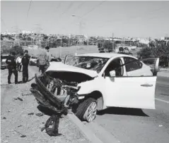  ?? FOTO: MARCO MILLÁN ?? &gt; El auto presentó severos daños.