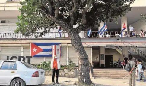  ?? // EFE ?? Algunas personas son vistas junto varias a banderas en la Avenida 23, el pasado lunes en La Habana