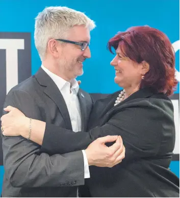  ?? PHOTO AGENCE QMI, JOËL LEMAY ?? Jean-Martin Aussant avec l’actuelle députée de Pointe-aux-Trembles, Nicole Léger, après l’annonce de sa victoire à l’investitur­e péquiste de la circonscri­ption.