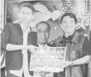  ??  ?? MUSBAH (kanan) menyampaik­an hadiah naib juara bernilai RM1,000 kepada M Ariff.