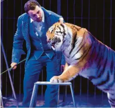  ?? Fotos: Szilvia Izsó ?? Robano Kübler vom „Moskauer Circus“präsentier­te seine drei Tiger und zeigte eine Hunde-Revue.