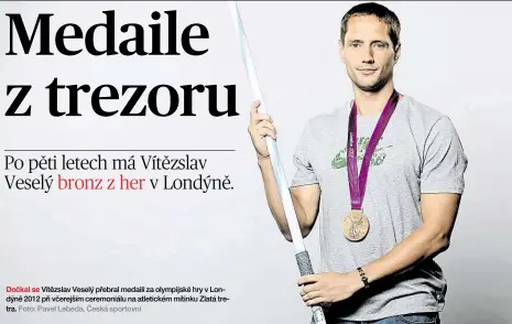  ?? Foto: Pavel Lebeda, Česká sportovní ?? Dočkal se Vítězslav Veselý přebral medaili za olympijské hry v Londýně 2012 při včerejším ceremoniál­u na atletickém mítinku Zlatá tretra.