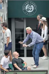  ??  ?? Becker saluda a Agassi.