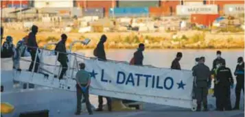  ?? |GETTY IMAGES ?? Los 630 migrantes pudieron tocar tierra este domingo en Valencia, España. El primer barco en llegar fue el Dattilo.