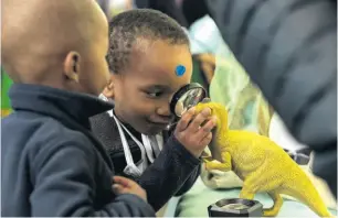  ?? > Photos: Hennie Homann/hhphotoxpr­ess.co.za ?? Bukhosi Nkosi has a closer look at the toys in the lightbox play area.