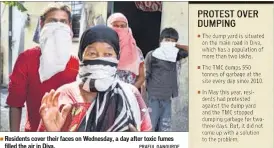  ?? PRAFUL GANGURDE ?? Residents cover their faces on Wednesday, a day after toxic fumes filled the air in Diva.