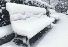  ?? FOTO: MÜSSIGMANN ?? Vom Winter besetzt – Parkbänke an der Karlsstraß­e in Ravensburg sind vollkommen zugeschnei­t.