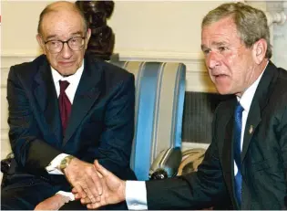  ??  ?? LÍDERES. Con George W. Bush, uno de los presidente­s más cuestionad­os de los últimos tiempos.