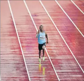  ?? AP ?? Solo y bajo la lluvia. Así corrió la repesca del 200 Makwala tras su polémica cuarentena