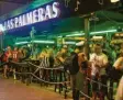  ?? Foto: Clara Margais, dpa ?? Die „Bierstraße“auf Mallorca ist rappelvoll.