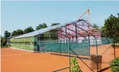  ?? Fotos: Jutta Kaiser Wiatrek ?? Der Rohbau der Öko Tennishall­e des TC Neusäß ist erstellt. Bis zum Richtfest wird auch die zweite Hälfte des Daches fertiggest­ellt sein.