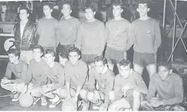  ??  ?? Norte sub-campeón Juvenil 1961, Popayán. De pie, izq. a der. : Director Técnico Hugo Torres, Carlos Pérez, Alberto Sánchez, Eduardo Silva, Carlos Niño y Juan José Lamk; Agachados: Eduardo González, Hernando Moreno, León García Herreros, Luis Pérez,...