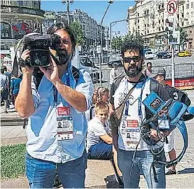  ?? (LA VOZ) ?? En plena acción. El camarógraf­o Wernher Martínez y el técnico Federico Ollier, de El Doce, fueron los que tomaron imágenes para El Doce.