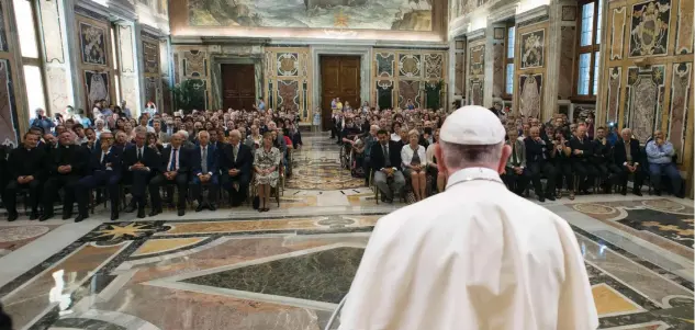  ?? (foto Ansa) ?? In Vaticano Papa Francesco durante l’incontro di ieri con i rappresent­anti del Forum delle famiglie, a cui aderiscono più di cinquecent­o associazio­ni cattoliche italiane