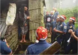  ?? CONTRIBUTE­D PHOTO/ ALCANTARA POLICE ?? During ordinary days, this woman's shanty in a remote and mountain village in Alcantara town, southern Cebu does not get too many visitors. That changed yesterday when town police dropped by to give her a basket of goodies and to sing her a few...