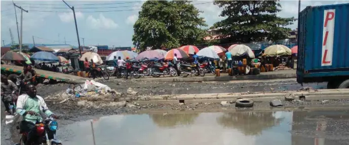  ??  ?? The deplorable state of the Apapa-Mile 2 Expressway