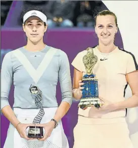  ?? FOTO: EFE ?? Garbiñe Muguruza y Petra Kvitova, con sus respectivo­s trofeos tras la final de Doha