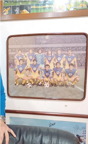  ??  ?? La foto del recuerdo de aquella final, en La Corregidor­a, contra Pumas, en 1984-85.